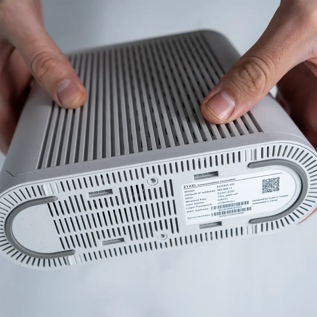 Billede af undersiden af en Zyxel-router.